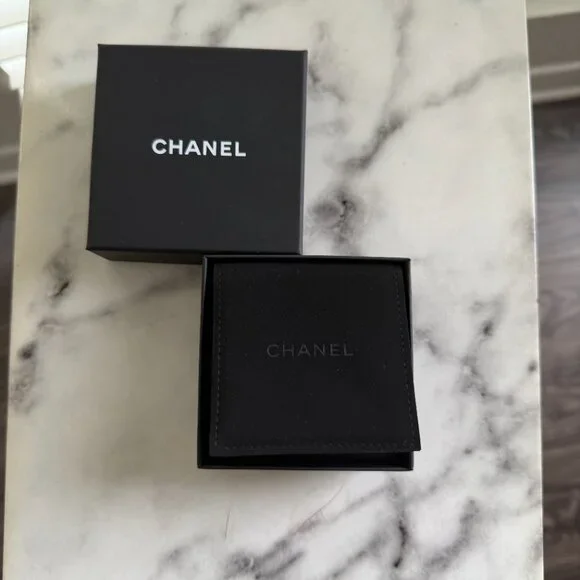 NWT Chanel 2025 Black Enamel CC & Star Pendant Chain Earrings – Gold Tone, Rare - Picture 4 of 6
